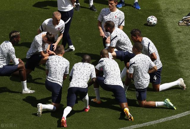 法国队场面大乱，苦战出线晋级下一轮比赛(法国队的比赛)